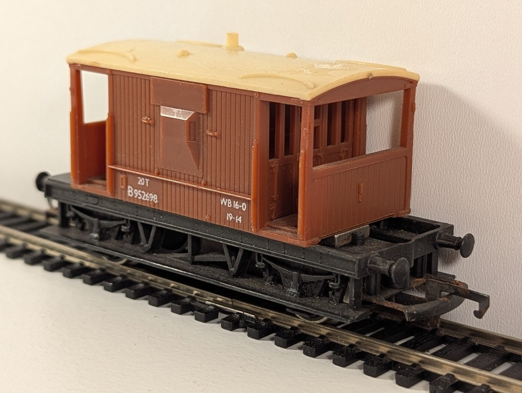 Tri-ang R016 BR 20-Ton Brake Van – OO Gauge