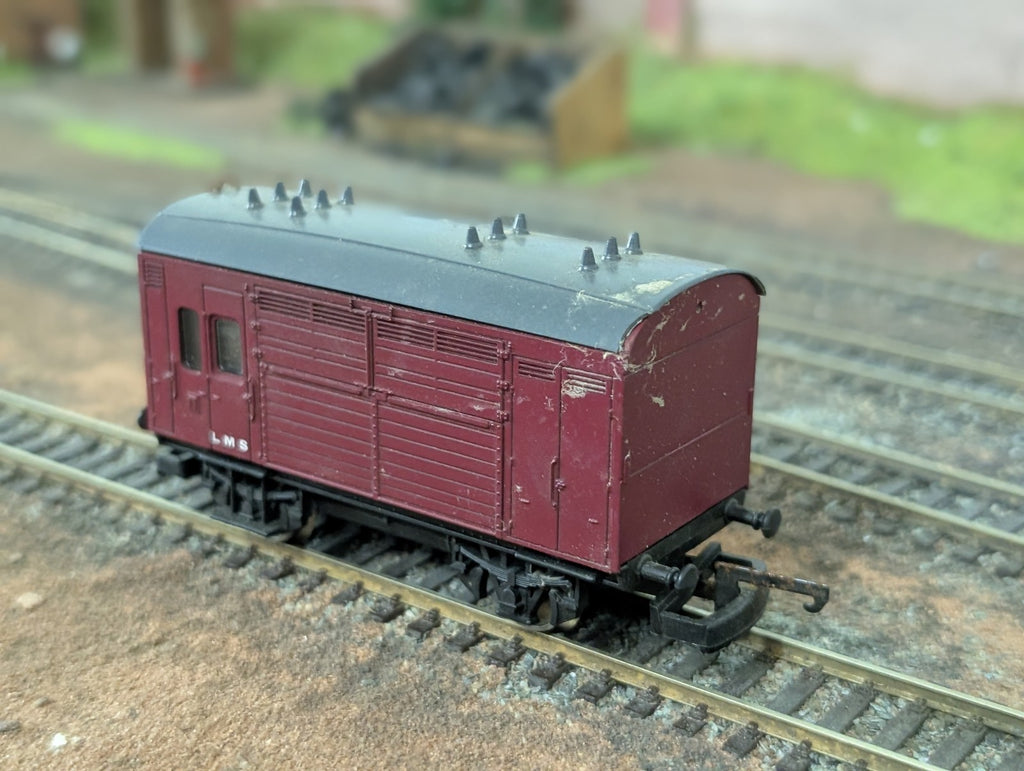 Lima 305626 OO Gauge LMS MAROON HORSE BOX WAGON Unboxed Used