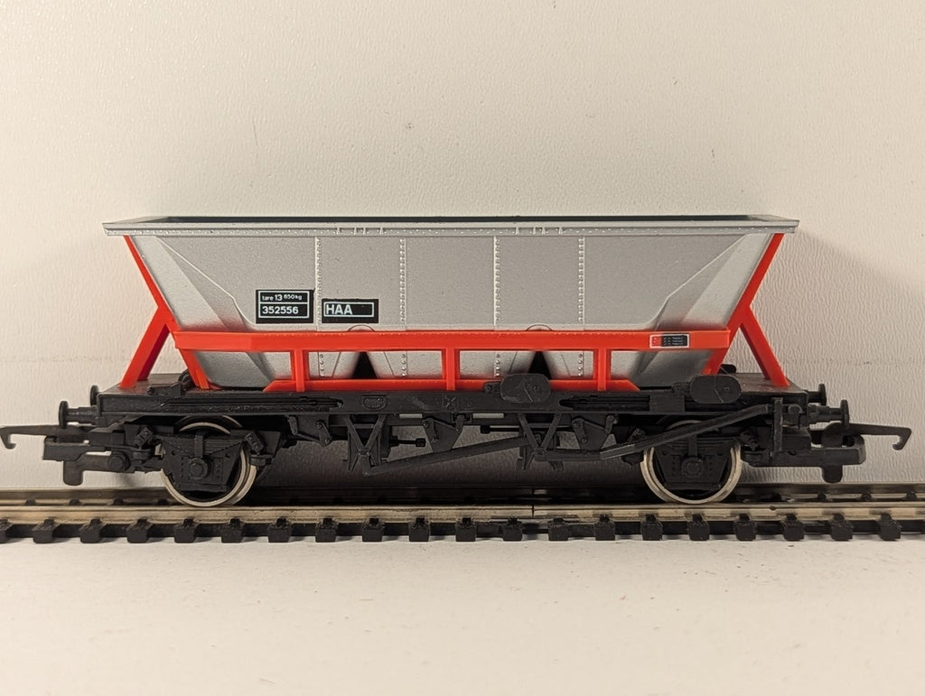 Hornby OO Gauge BR HAA MGR Hopper Wagon Goods Wagon 352556 BR Silver and Red