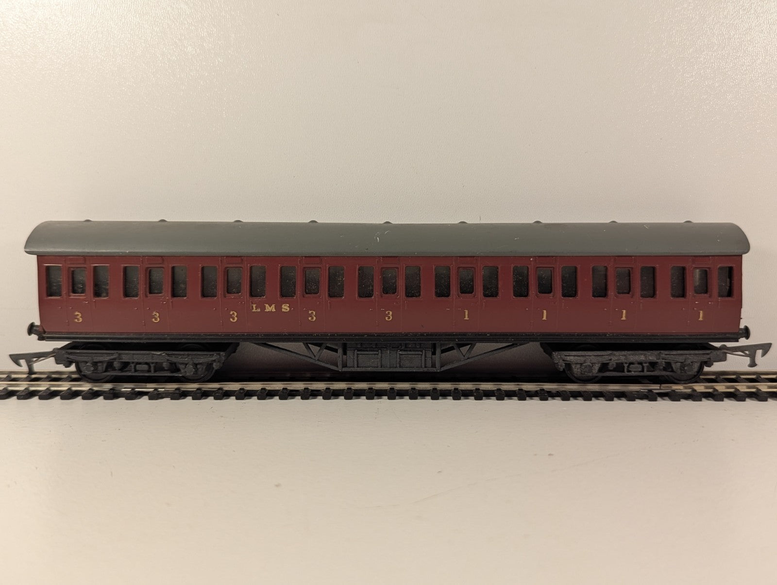 Graham Farish OO Gauge LMS Maroon Suburban Composite Coach