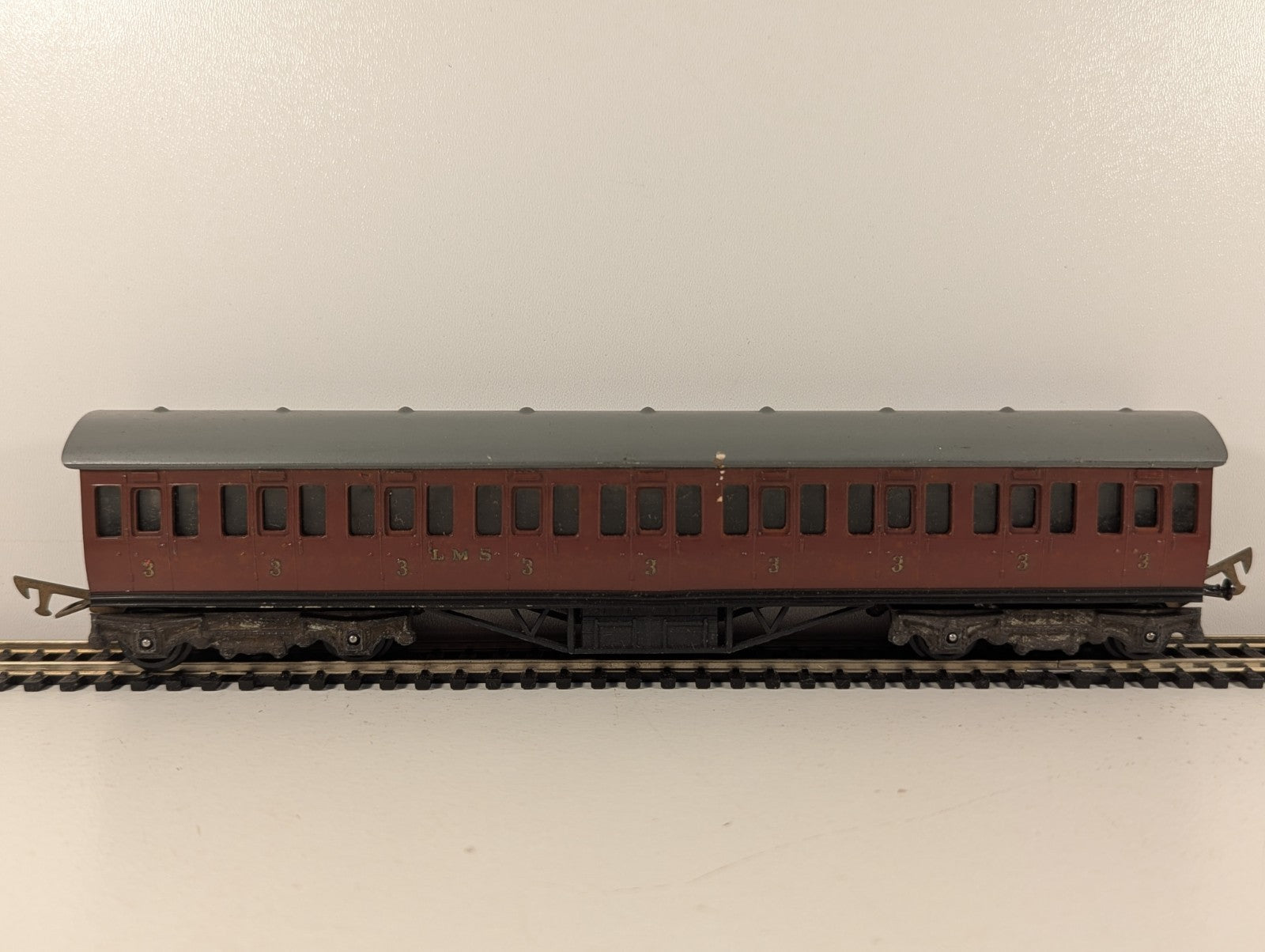 Graham Farish OO Gauge LMS Maroon 57ft Suburban Coach