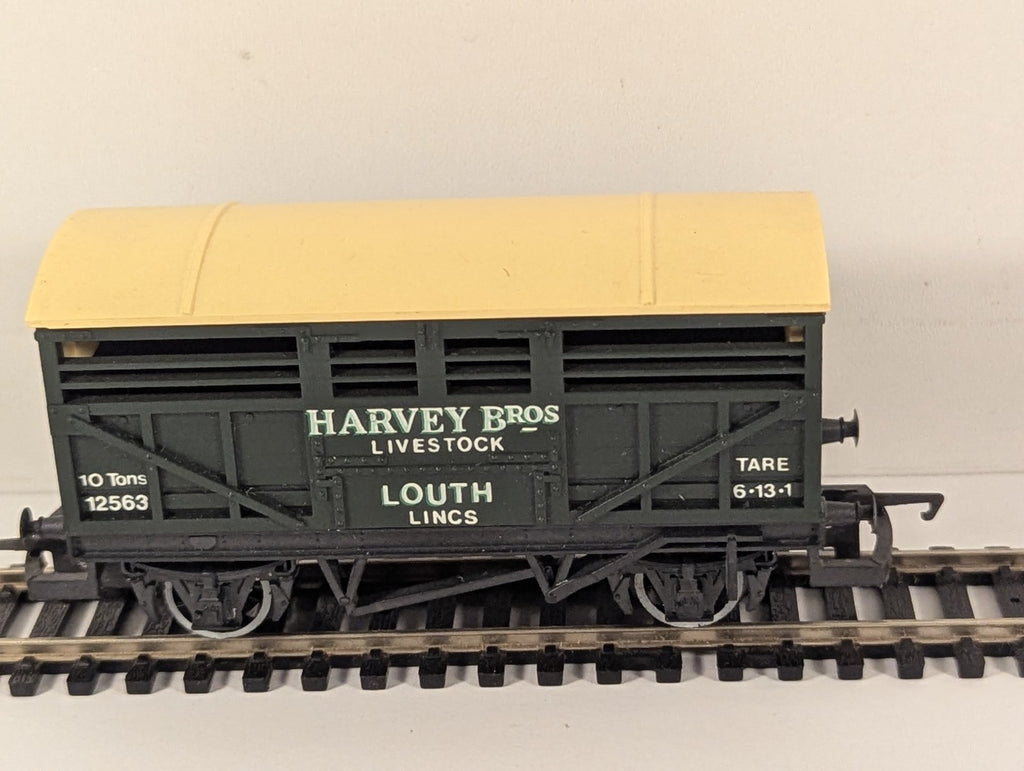 Hornby R013 OO Gauge Harvey Bros Louth Lincs Cattle Wagon 12563
