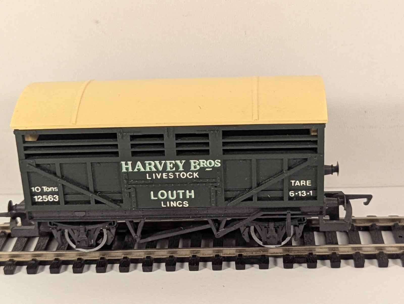 Hornby R013 OO Gauge Harvey Bros Louth Lincs Cattle Wagon 12563