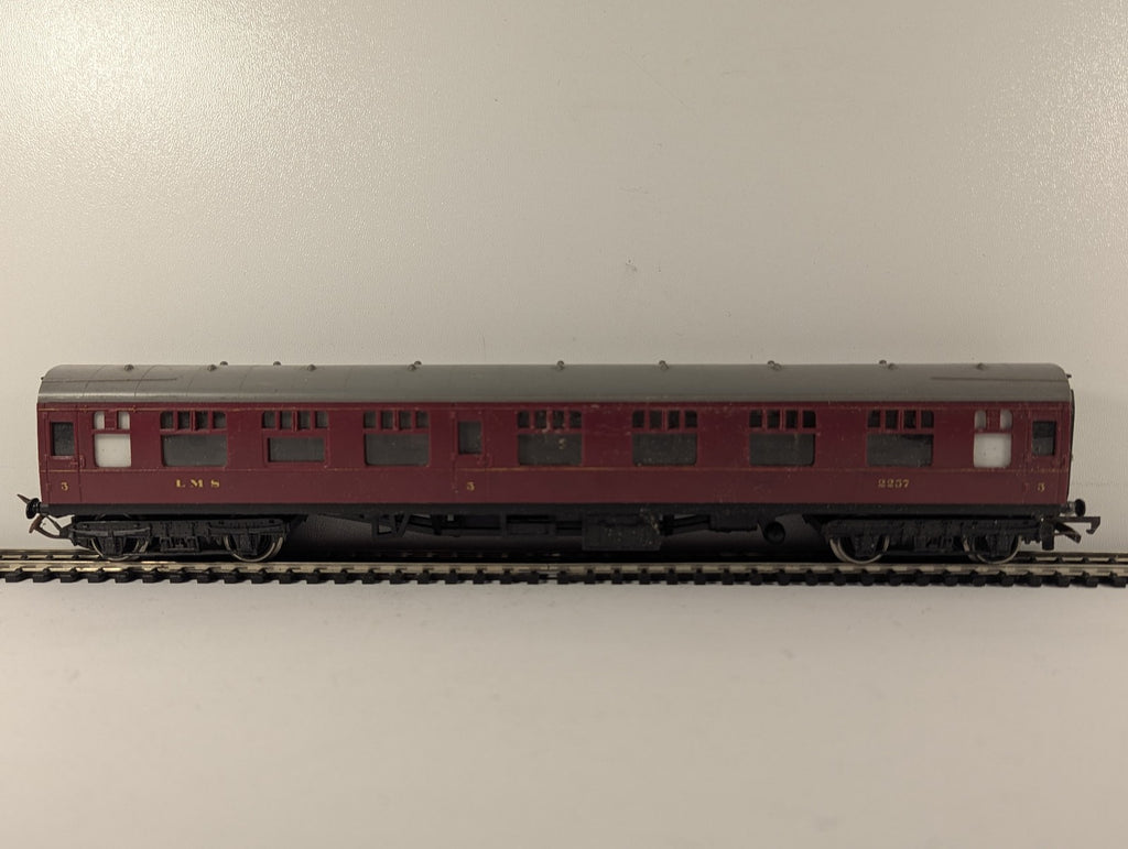 Hornby OO Gauge LMS Composite Coach Railway Coach 2257 LMS Crimson Lake