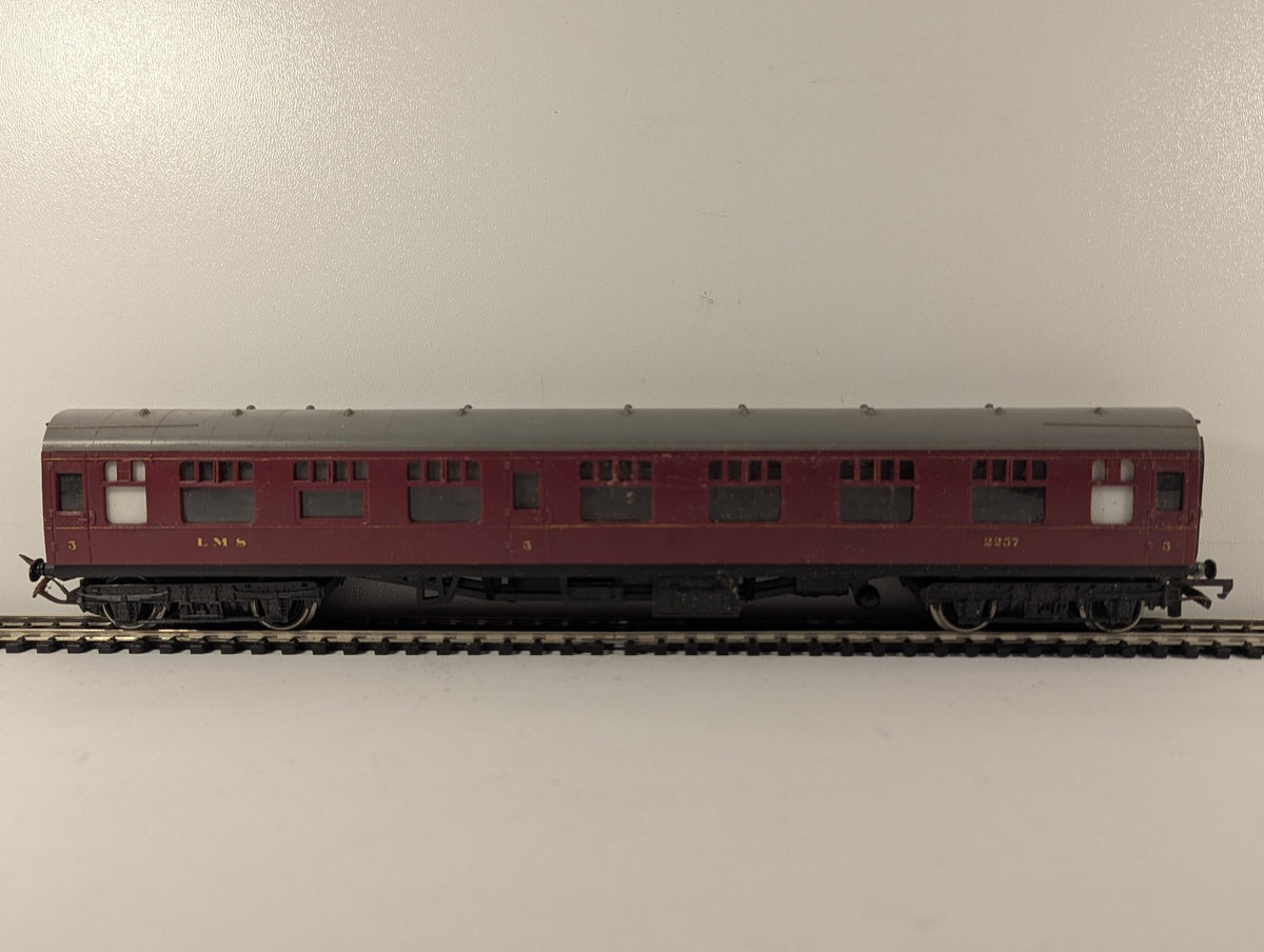 Hornby OO Gauge LMS Composite Coach Railway Coach 2257 LMS Crimson Lake