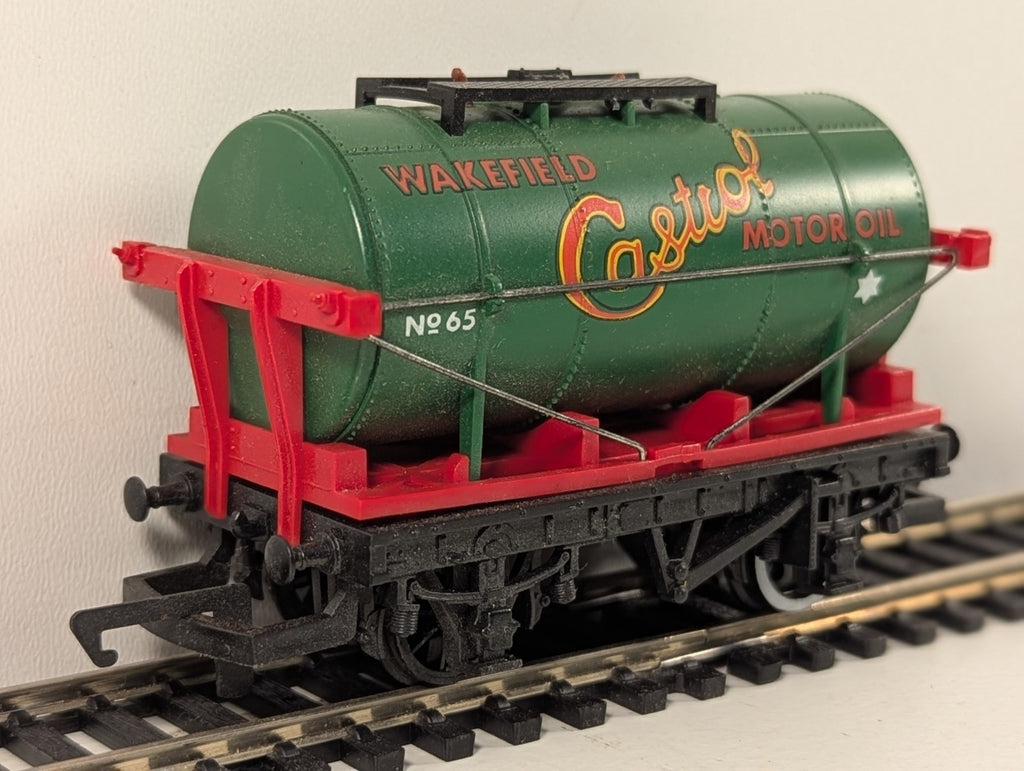 Hornby R127 OO Gauge Green Wakefield Castrol Motor Oil Tank Wagon