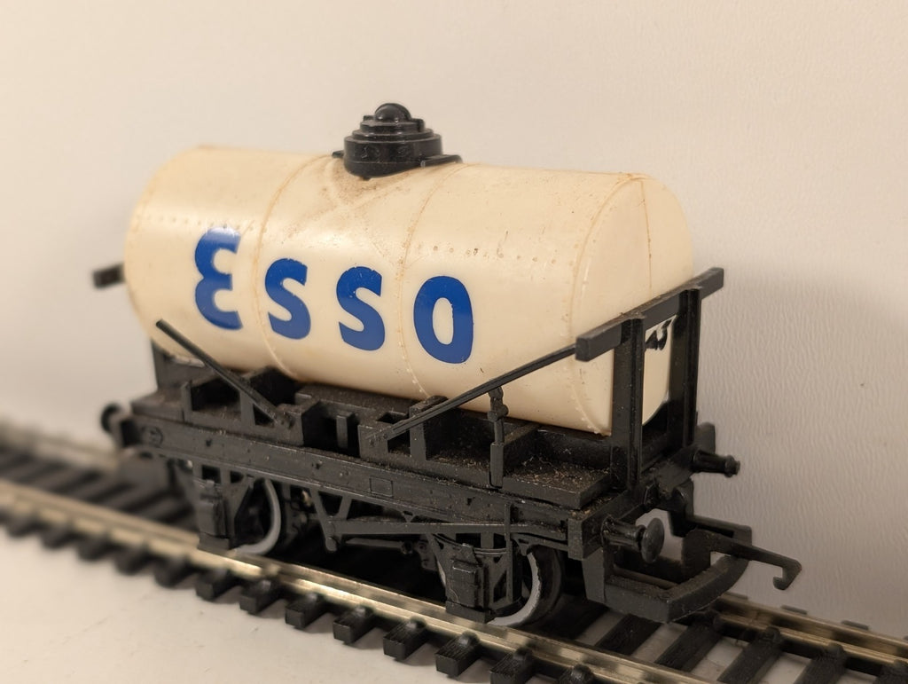 Hornby R96 OO Gauge Esso Tank Wagon – Damaged