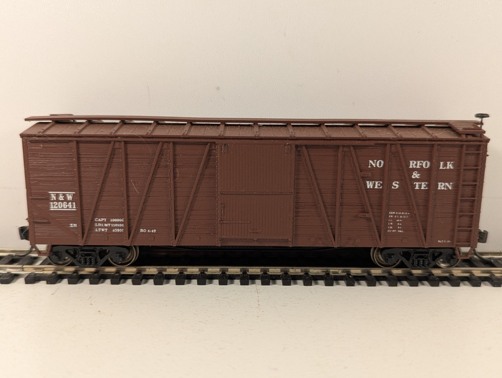 Roundhouse HO Gauge Outside Braced Wooden Boxcar 120641 Norfolk & Western