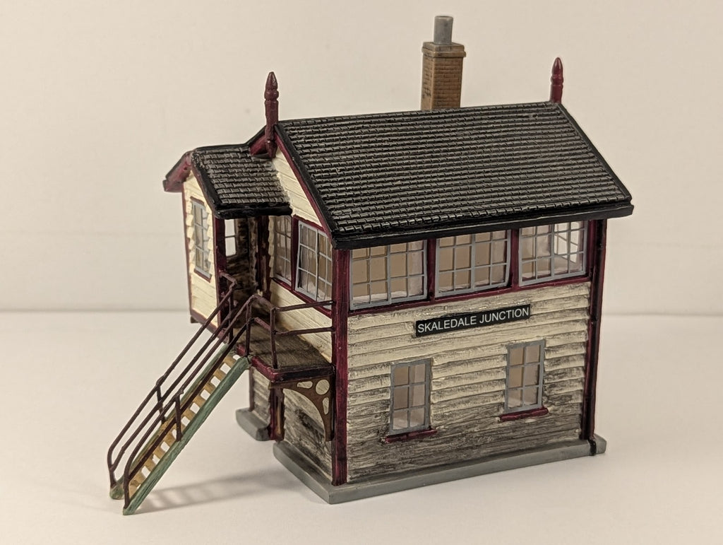 Hornby OO Gauge Skaledale Junction Signal Box Cream and Maroon R8224