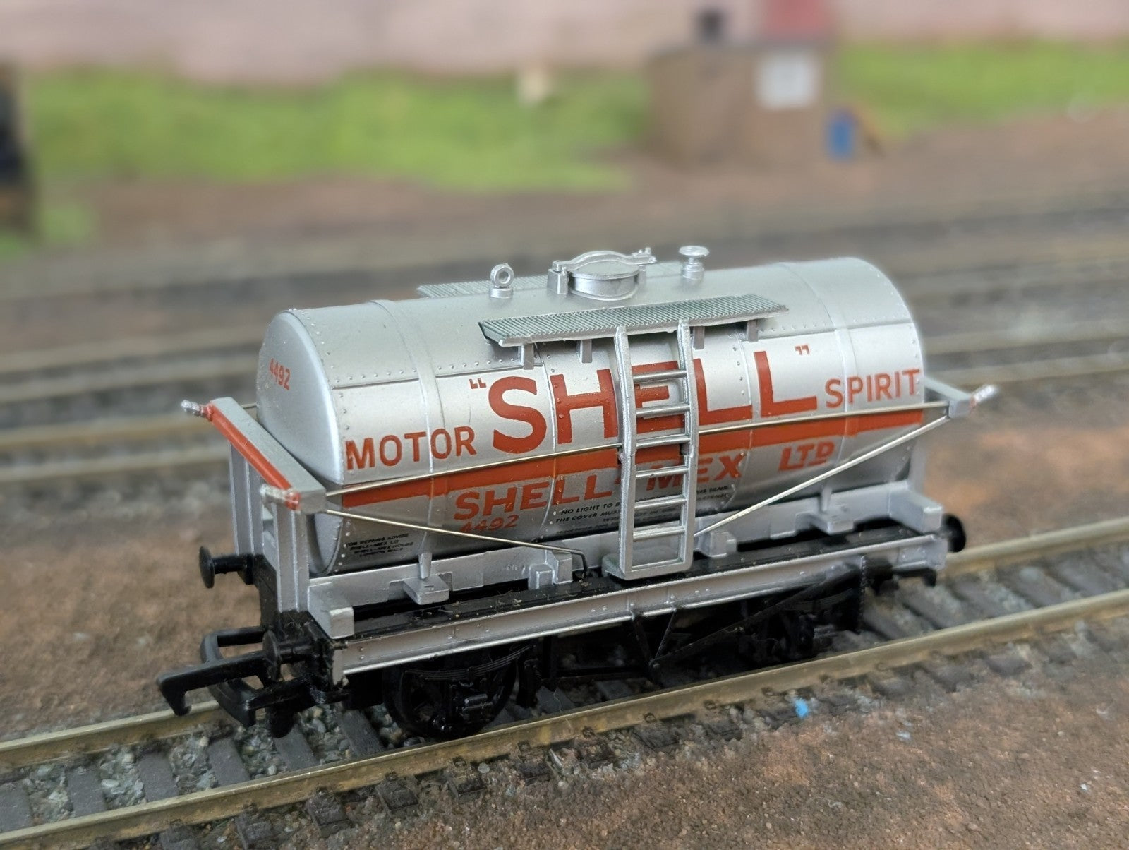 Mainline 37-165 Tank Wagon SHELL 4492 OO  Gauge
