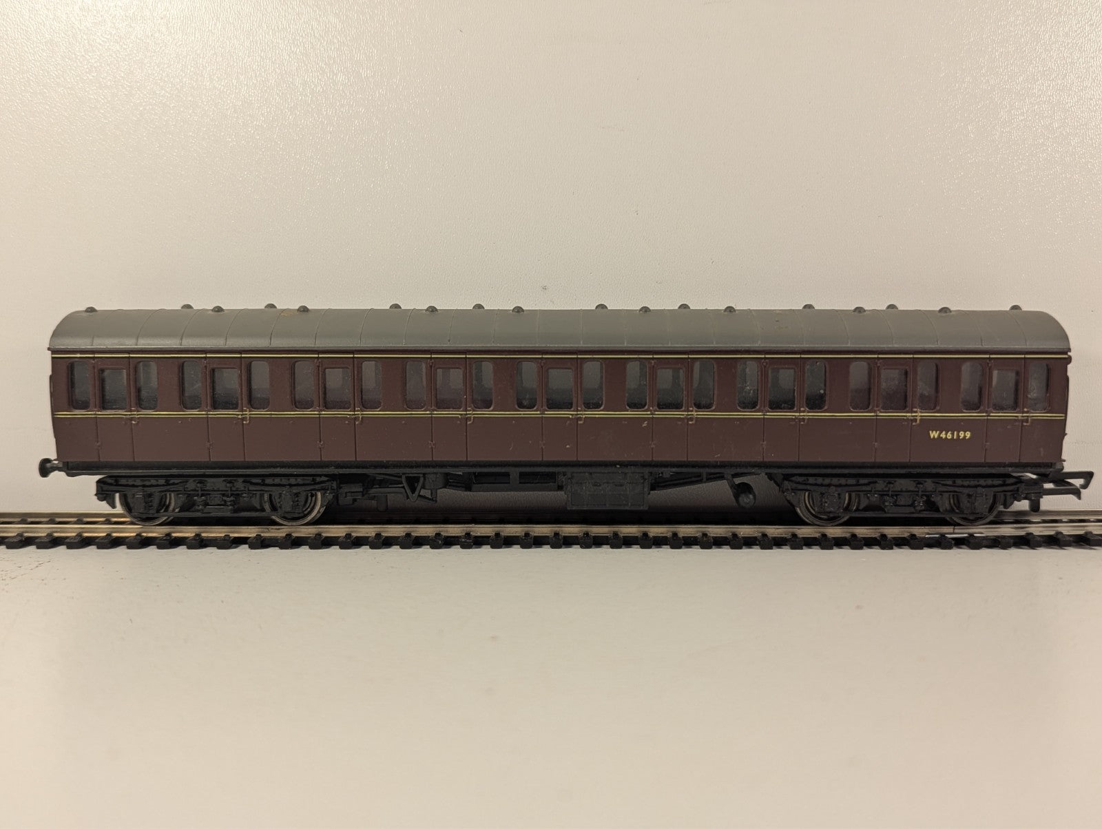 Bachmann Branchline OO Gauge BR Mk1 57ft Suburban Coach