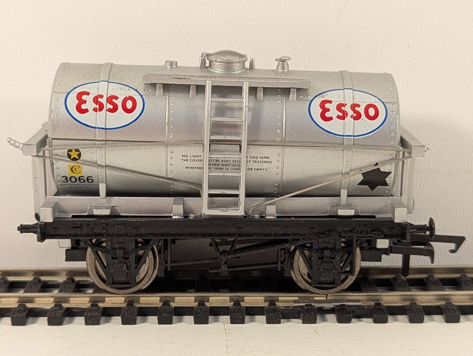 Dapol B134 OO Gauge Silver Esso 12 Ton Tanker Wagon Missing Buffers/Coupling