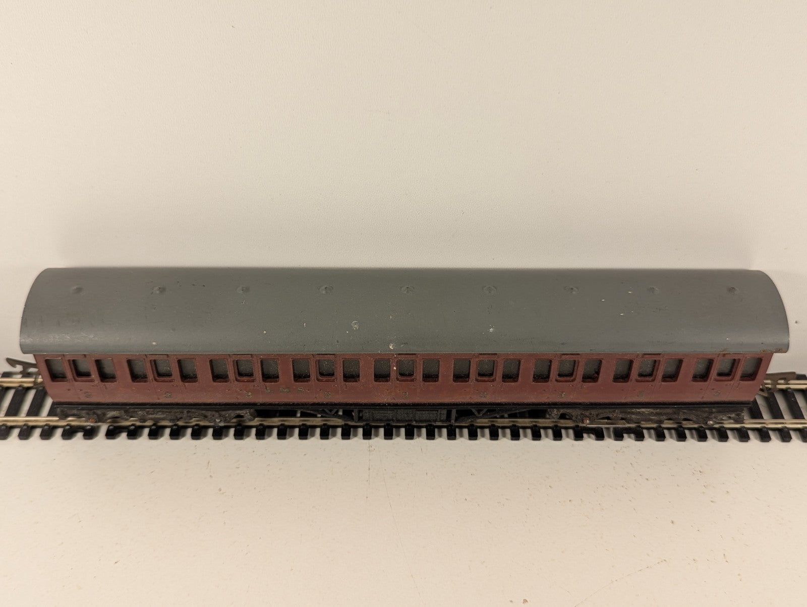 Graham Farish OO Gauge LMS Maroon 57ft Suburban Coach