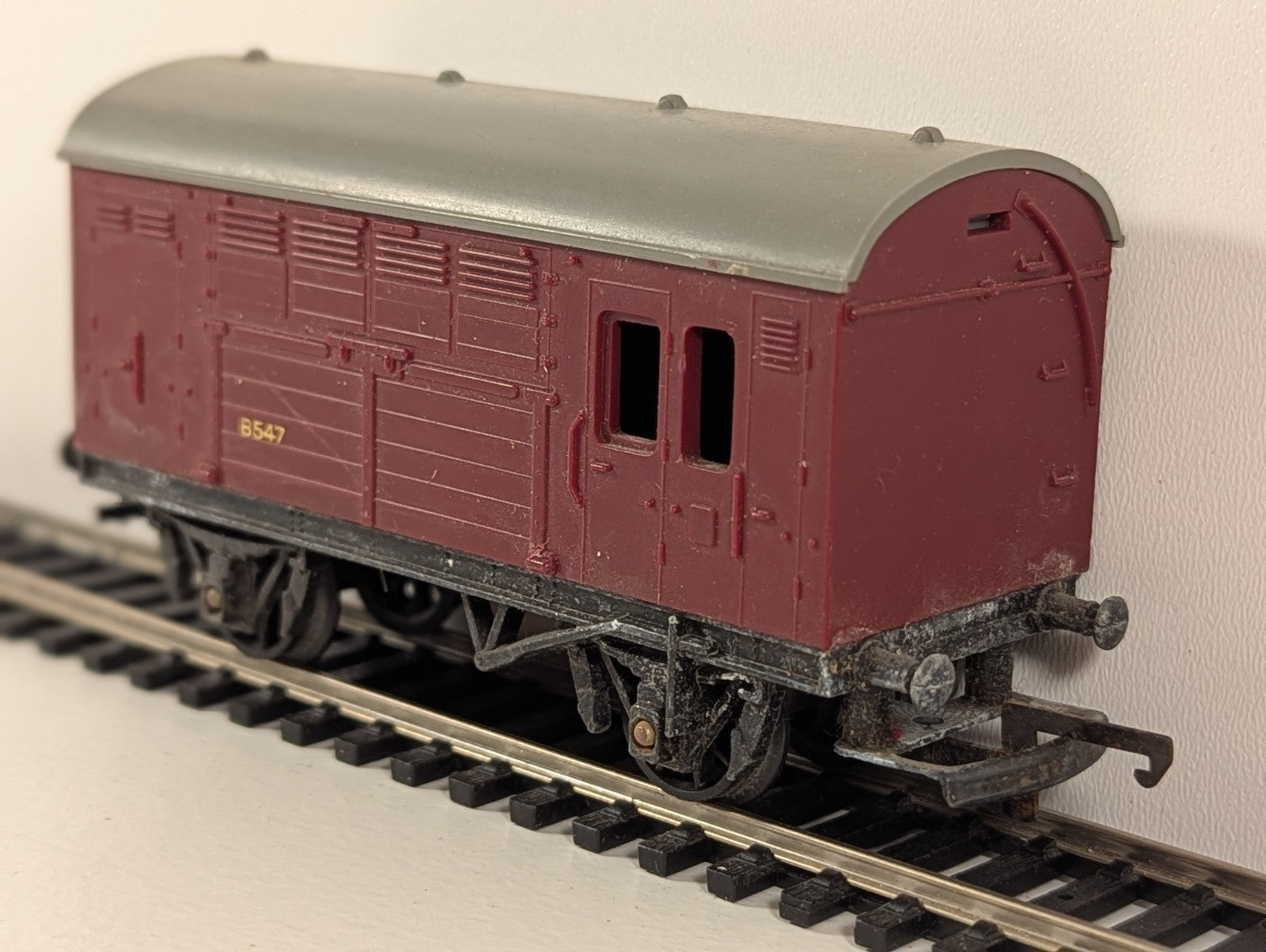 Hornby Horse Box Wagon BR Maroon B547 OO Gauge Coverter Wagon
