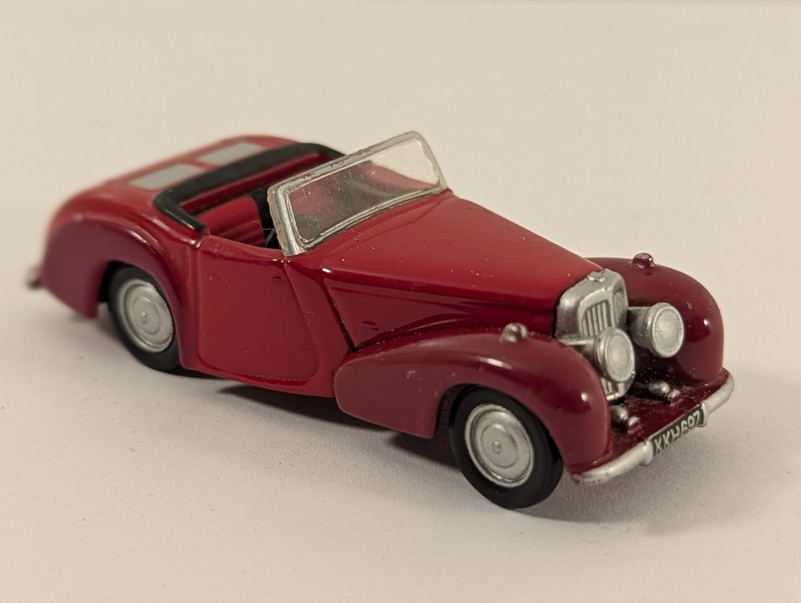 Oxford Diecast 76TR004 1:76 Triumph Roadster Maroon KKH 697