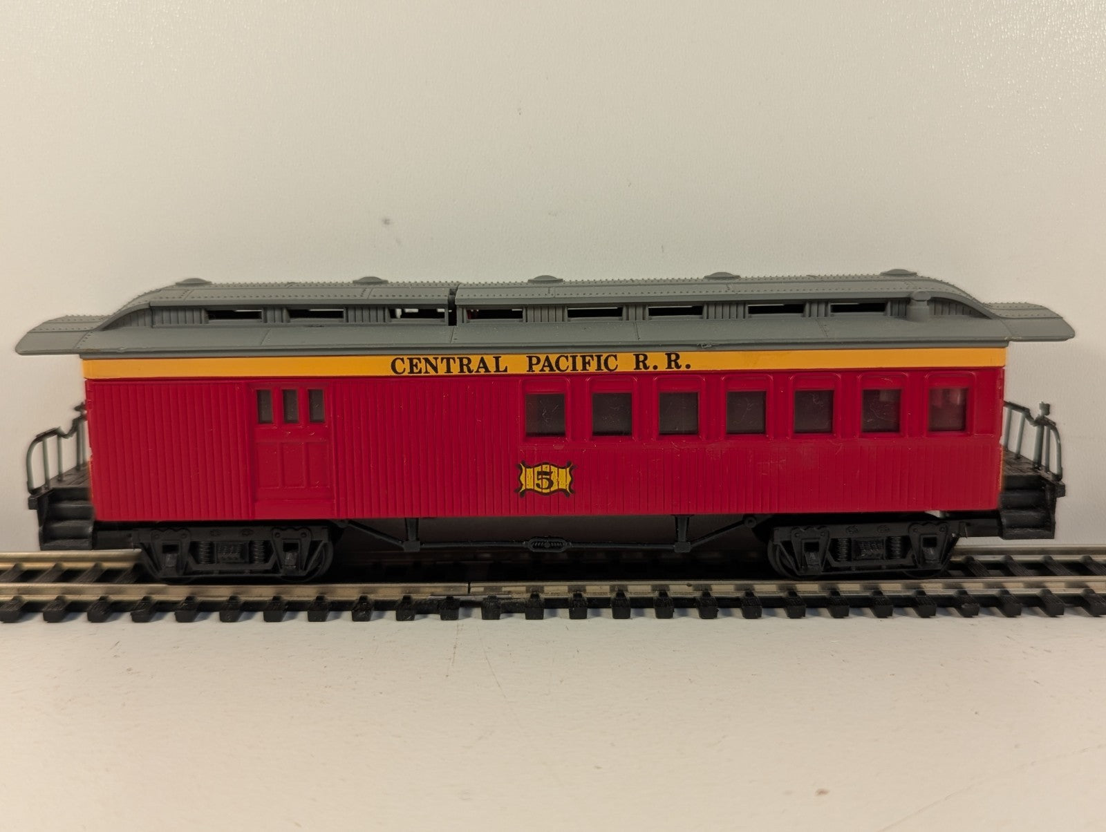 Bachmann HO Scale 47' Old-Time Combine Coach - Central Pacific Railroad