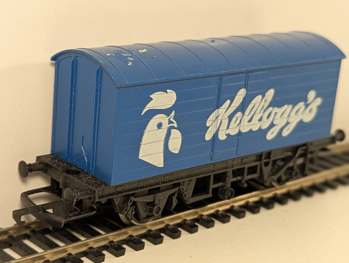 Hornby R222 OO Gauge Long Wheelbase Van – Kellogg’s