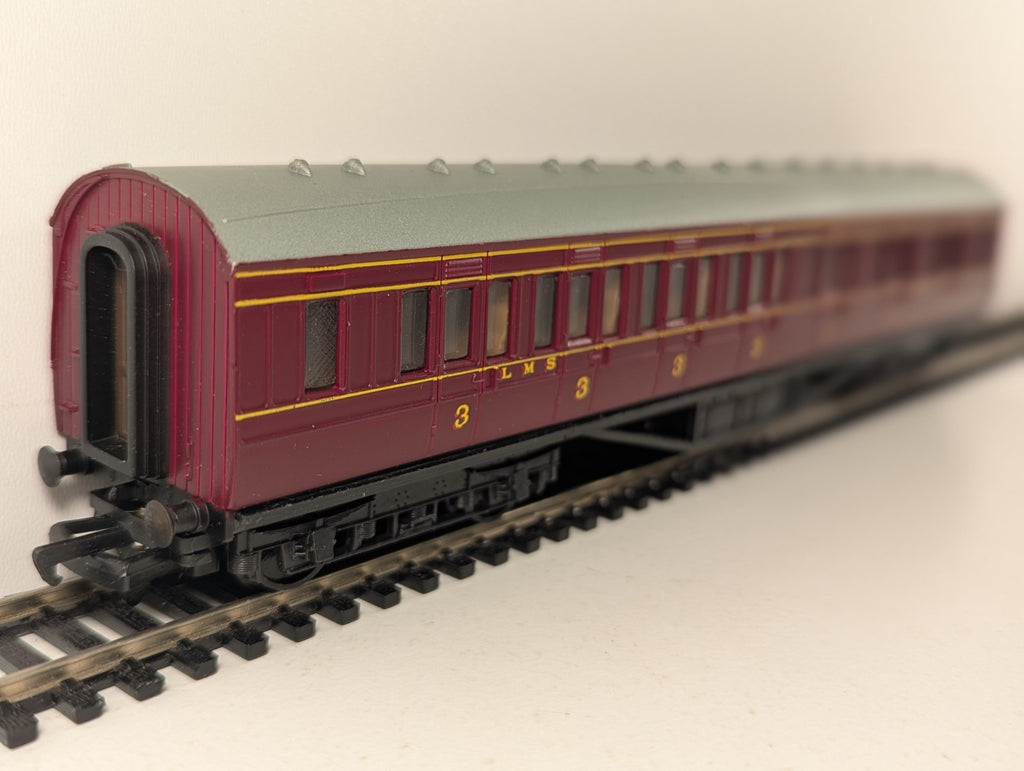Mainline 12201 OO Gauge LMS Maroon 57ft Corridor Composite Coach No. 3621