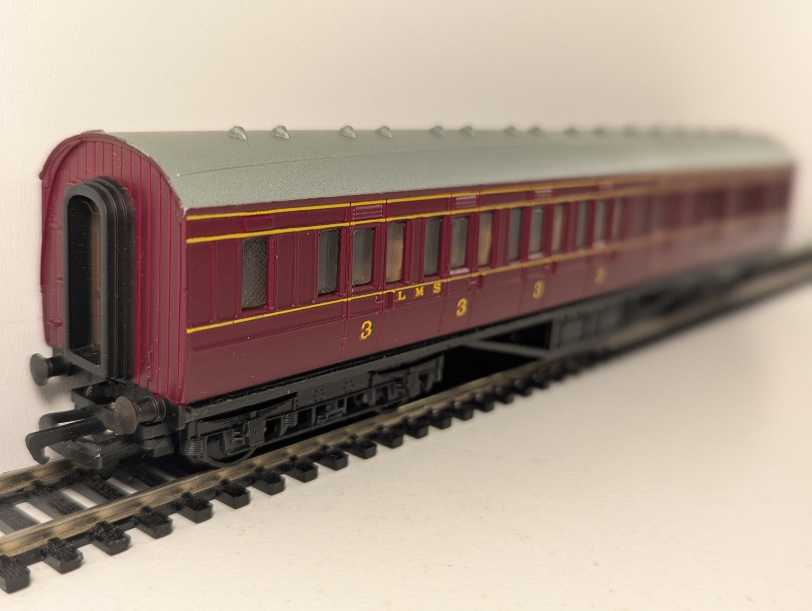 Mainline 12201 OO Gauge LMS Maroon 57ft Corridor Composite Coach No. 3621