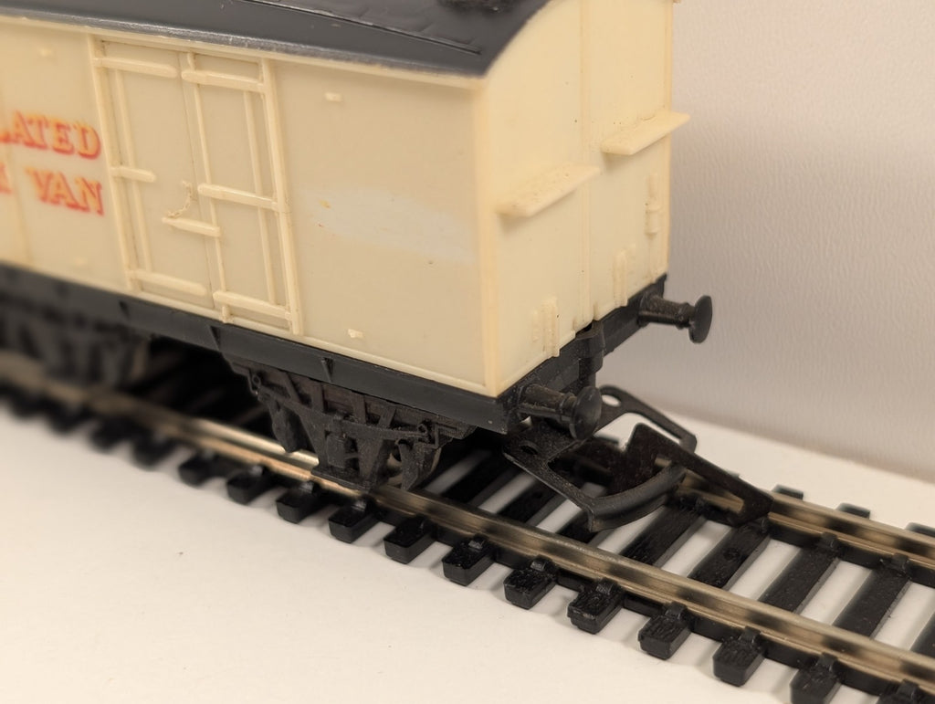 Hornby OO Gauge LMS 6-Wheel Insulated Milk Van