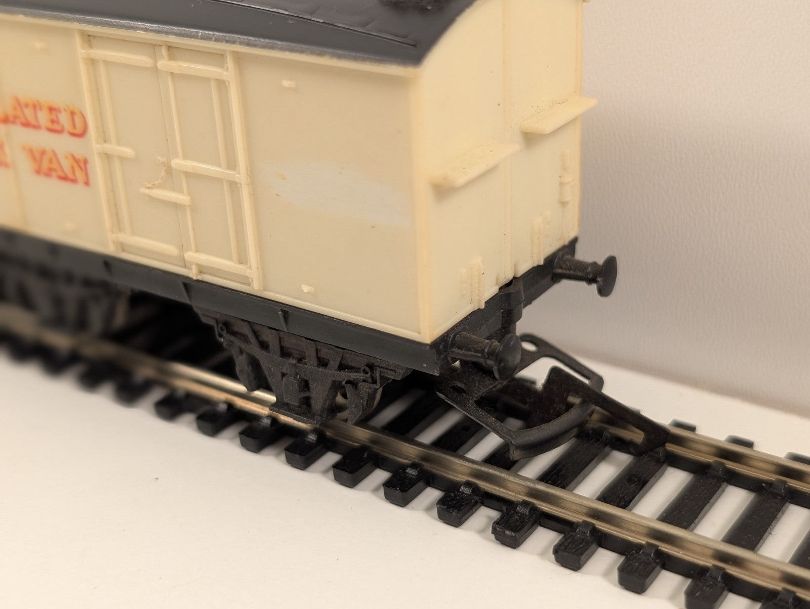 Hornby OO Gauge LMS 6-Wheel Insulated Milk Van
