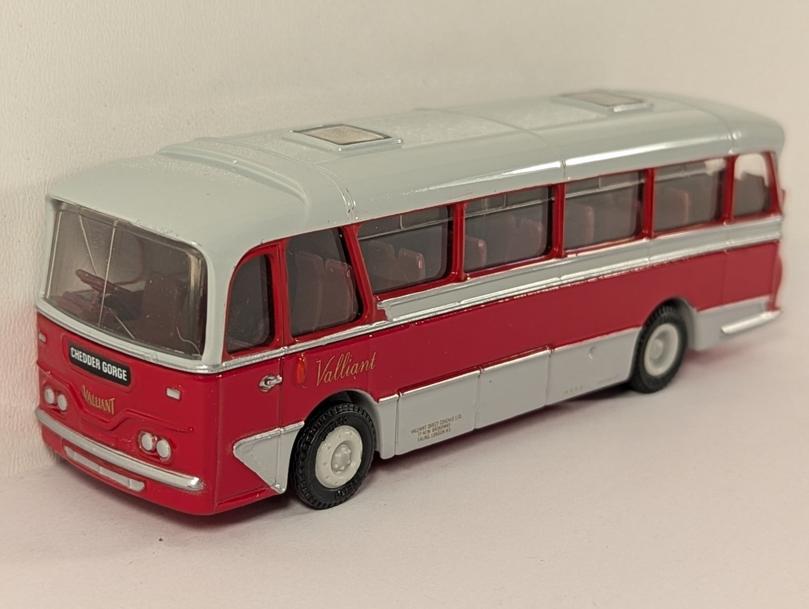 EFE Harrington Cavalier Coach – Valliant Livery – 1:76 Scale