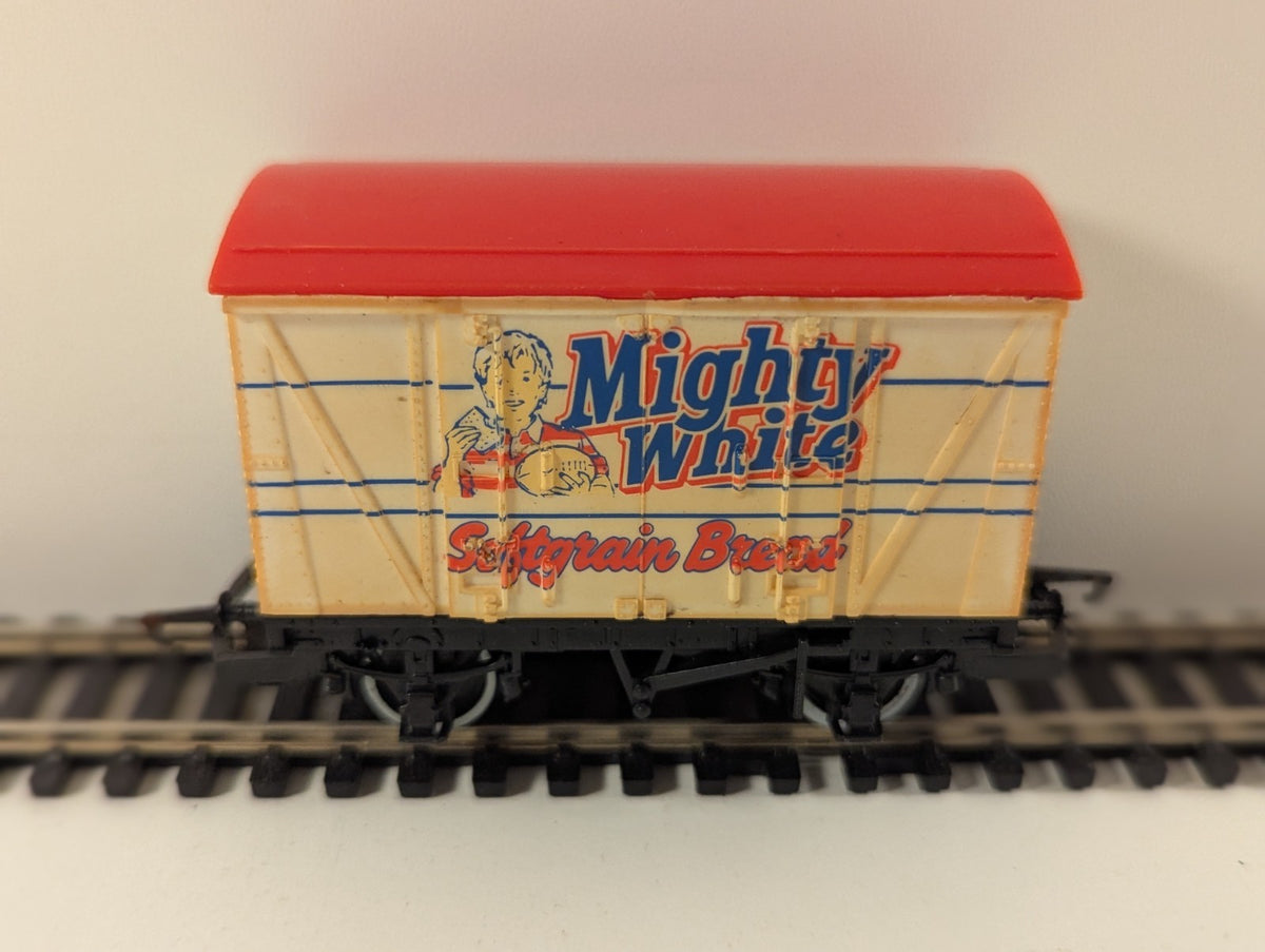 Hornby R726 OO Gauge Mighty White Softgrain Bread Closed Van