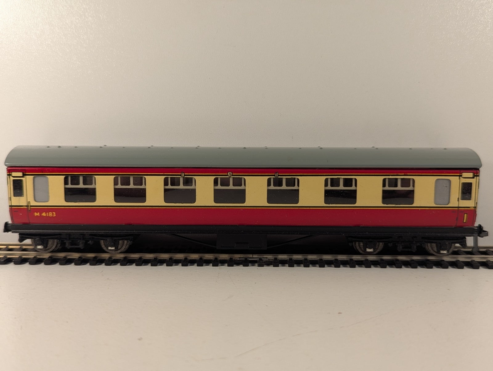 Hornby Dublo OO Gauge LMS Stanier Composite Corridor Coach M4183 Crimson & Cream