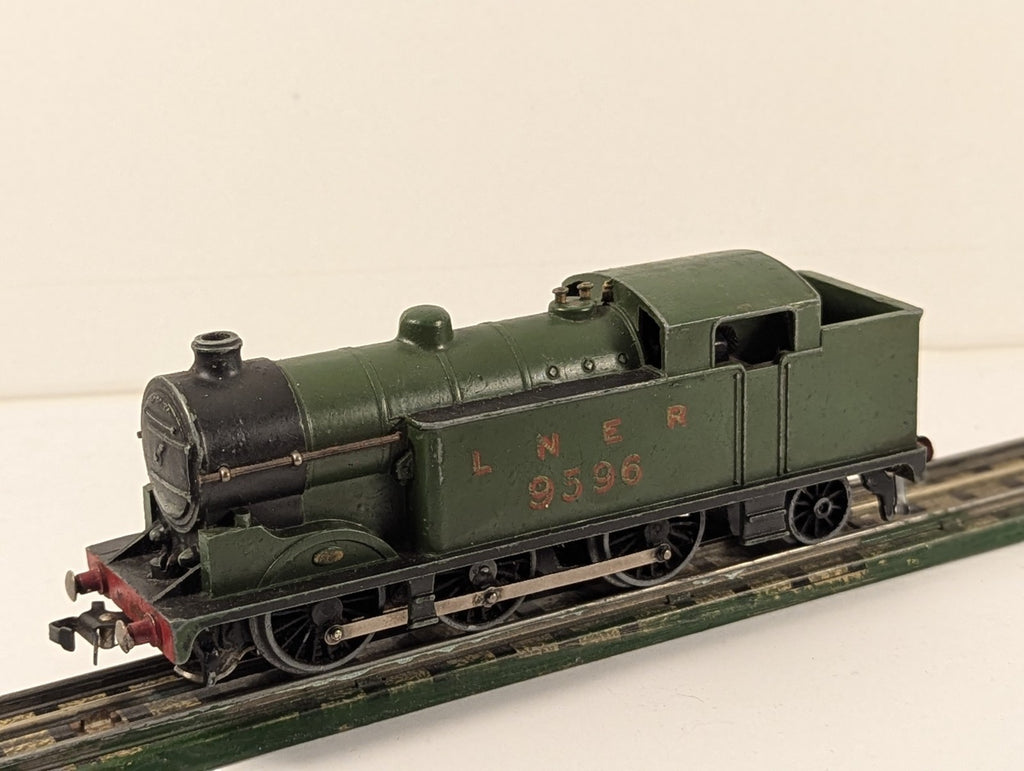 Hornby Dublo EDL7 OO Gauge 3-Rail LNER 0-6-2T Locomotive 9596