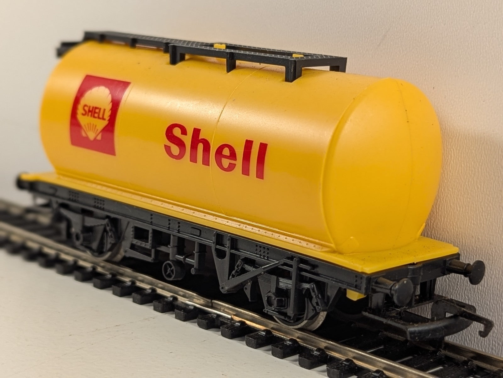 Hornby R227 OO Gauge Yellow Shell Tank Wagon Boxed