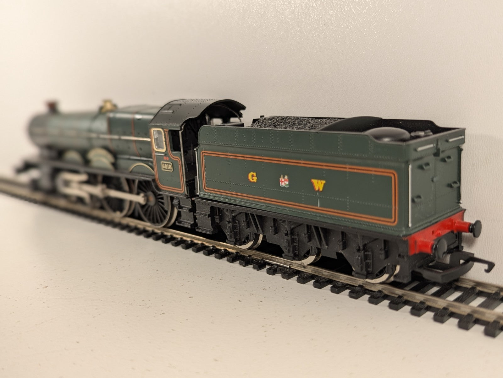 Hornby GWR King Class "King Henry VI" 4-6-0 Steam Locomotive OO Gauge