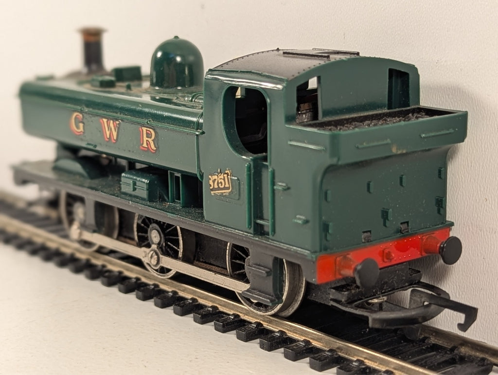 Hornby Railways R041 GWR 0-6-0 Pannier Tank Locomotive - damaged number plate