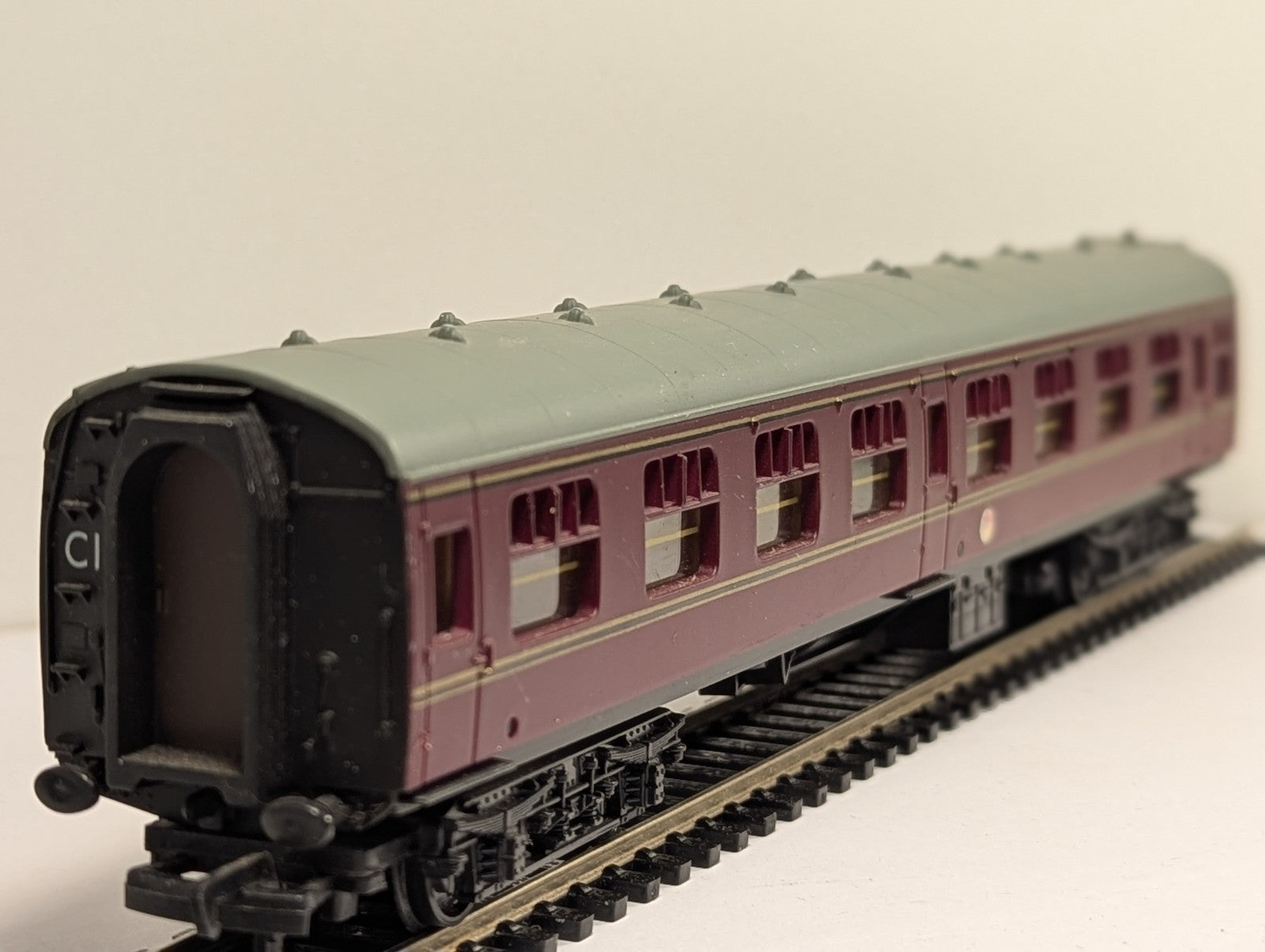 Mainline OO Gauge BR Second Class Composite Coach Maroon - Boxed