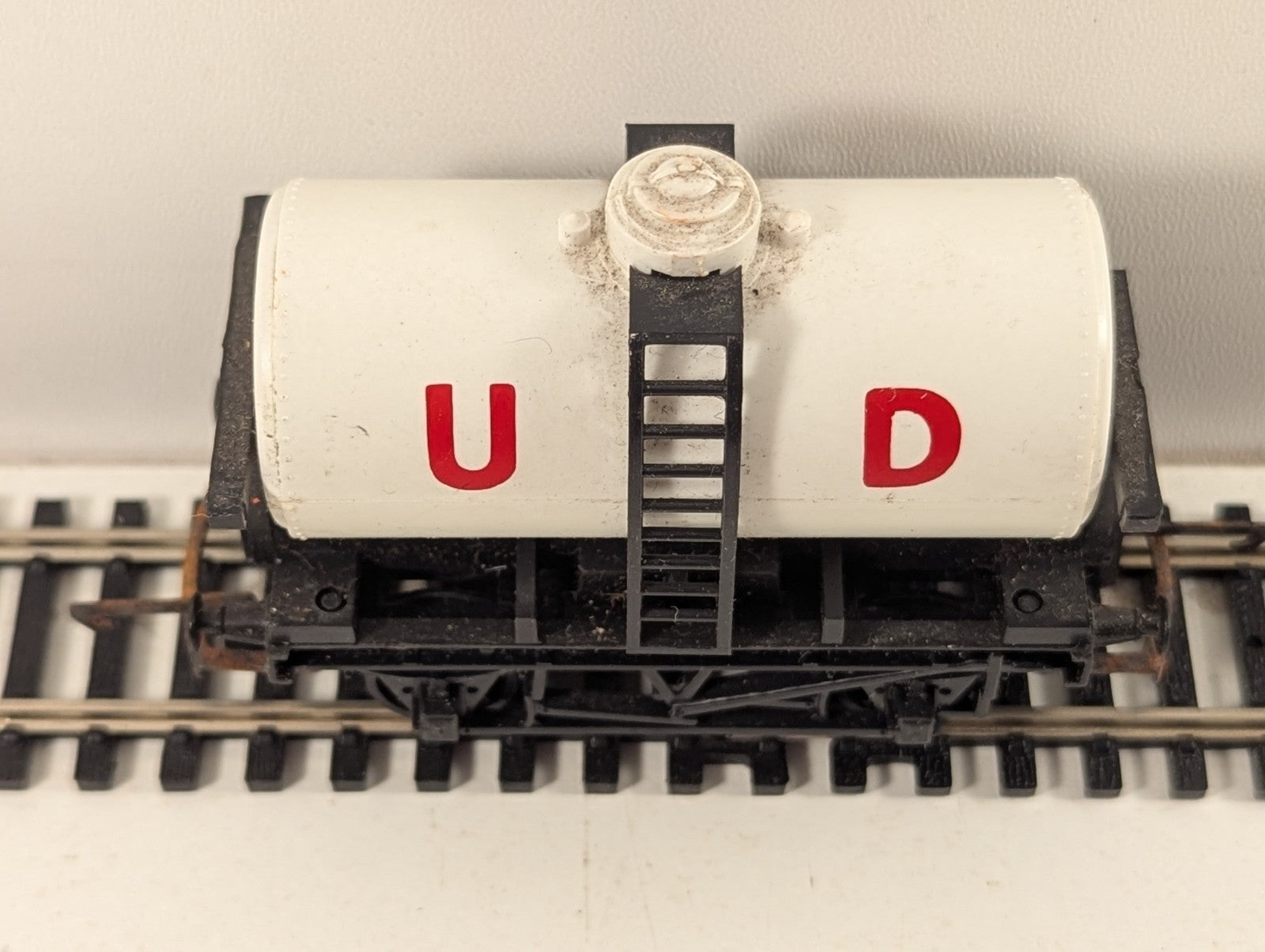 Tri-ang Hornby R15 OO Gauge White United Dairies Milk Tanker