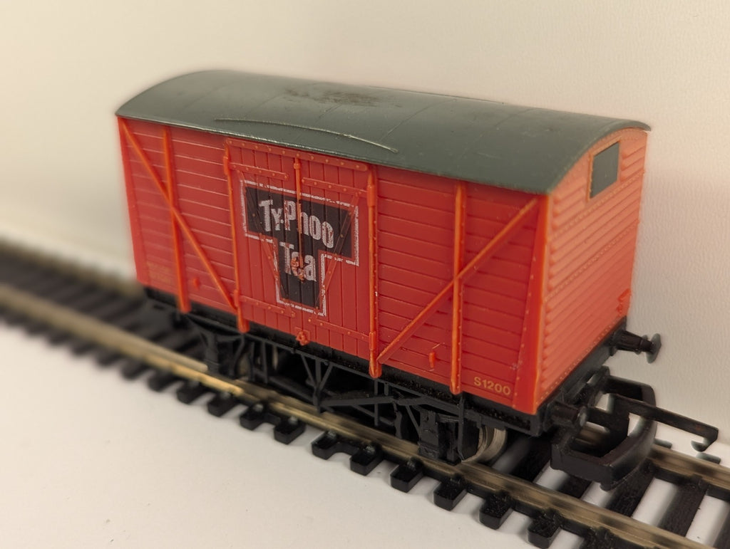 Lima 305601 Typhoo Tea Corrugated End Vent Van – OO Gauge