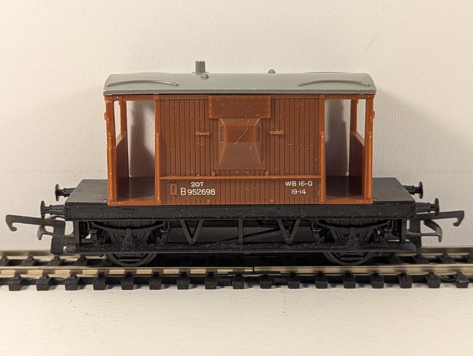 Tri-ang R016 BR 20 Ton Standard Brake Van Brown