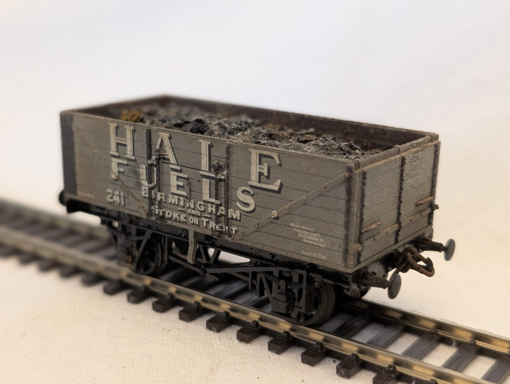 Airfix OO Gauge 7 Plank Wagon Hale Fuels Goods Wagon 241 Hale Fuels
