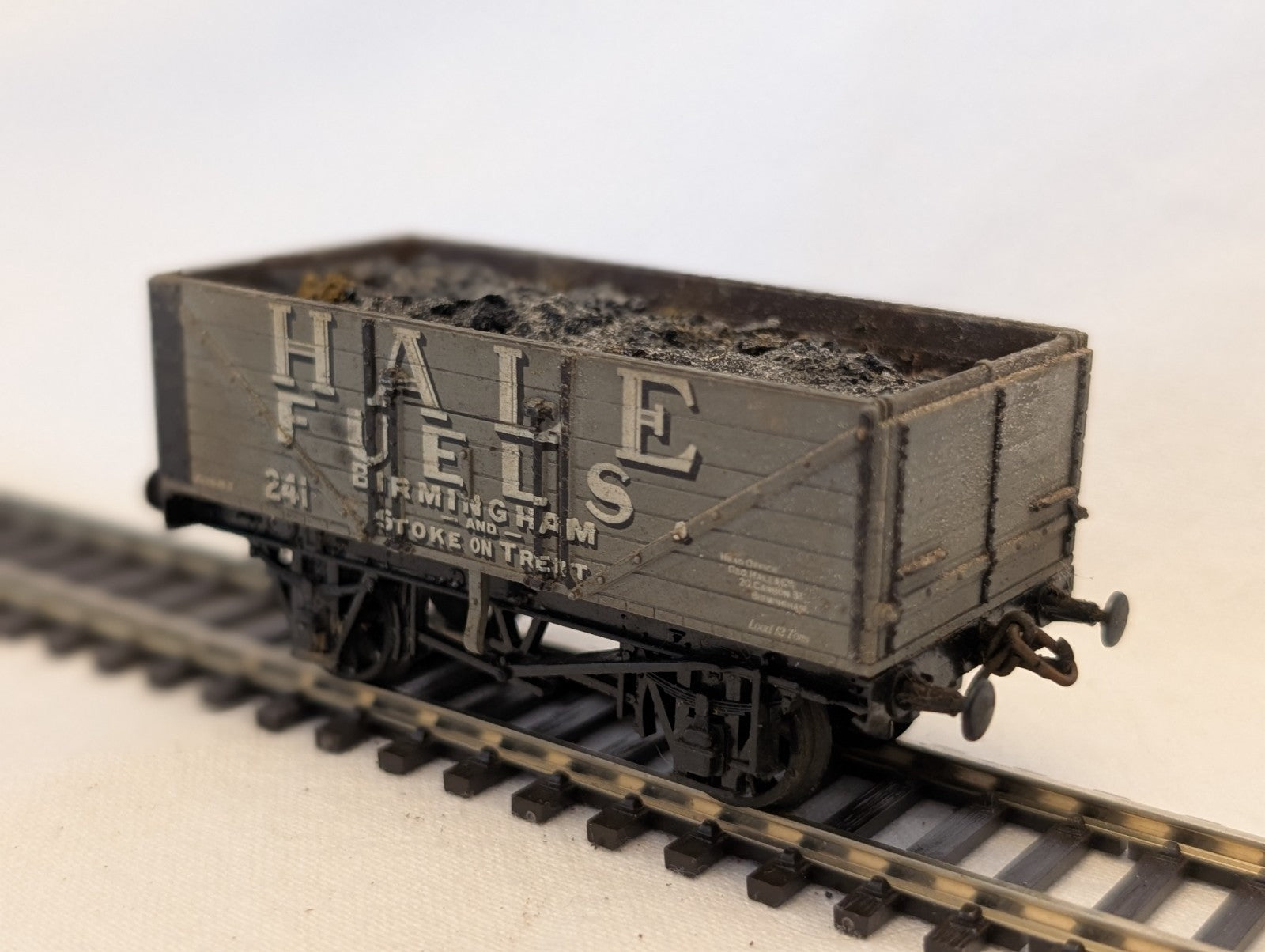 Airfix OO Gauge 7 Plank Wagon Hale Fuels Goods Wagon 241 Hale Fuels