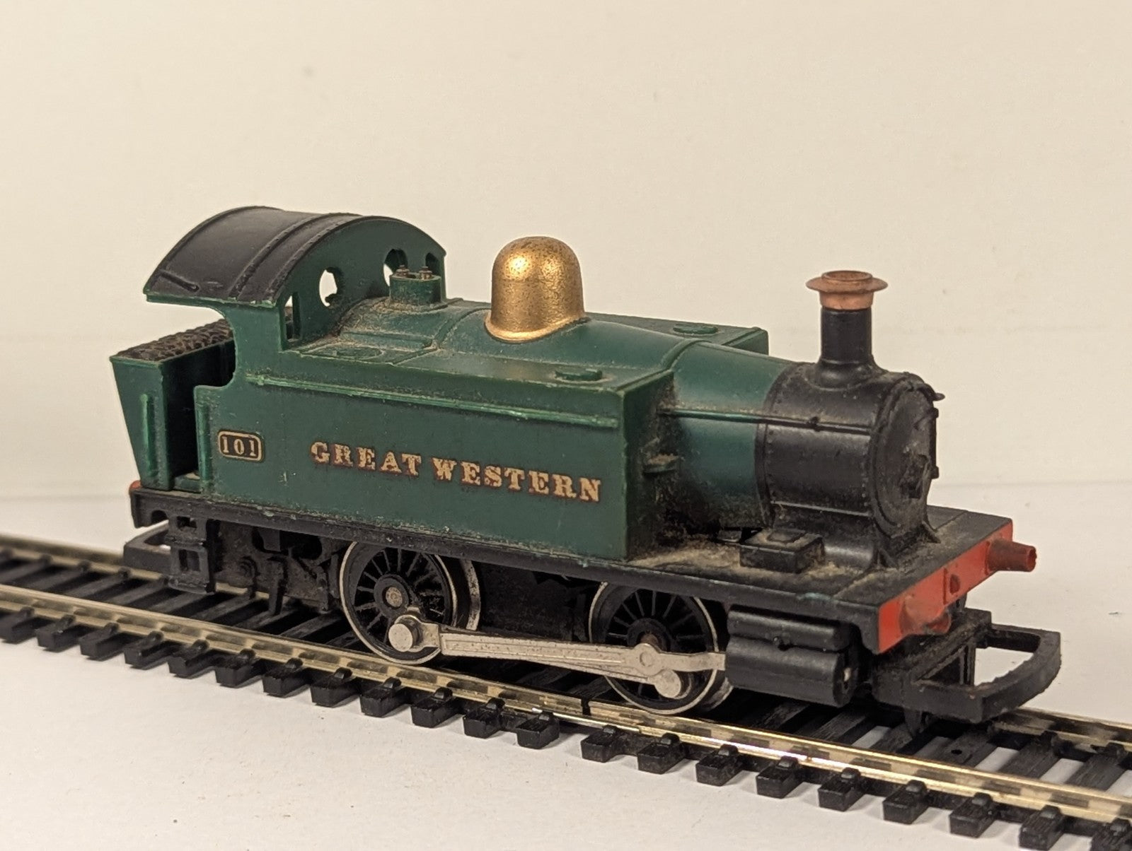 Hornby OO Gauge Holden Class 101 0-4-0T locomotive in GWR green livery on a model railway track