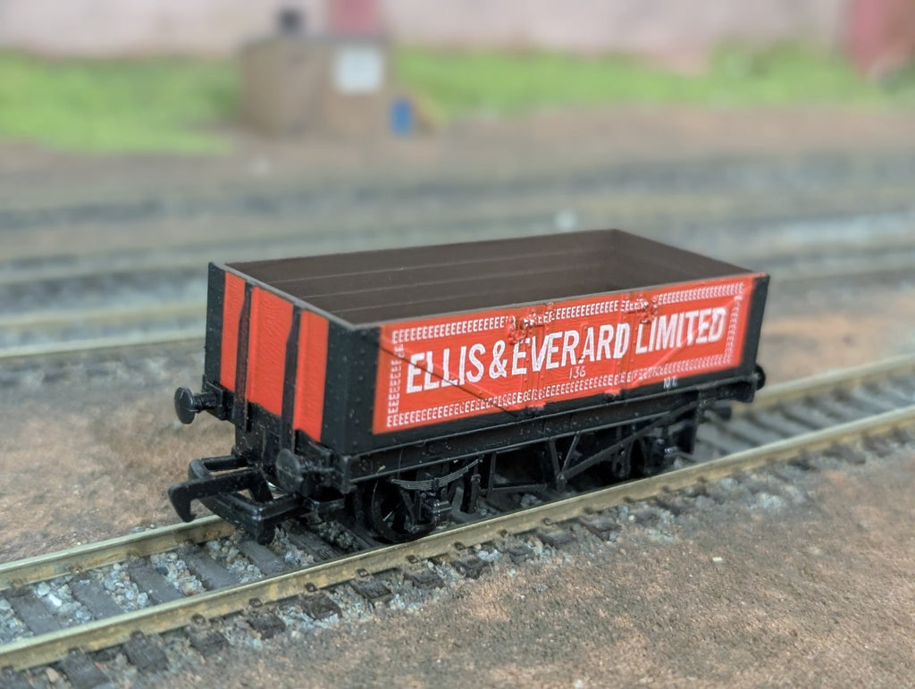 Mainline 37-131 OO Gauge 5 Plank Wagon Ellis & Everard Ltd No. 136  Boxed