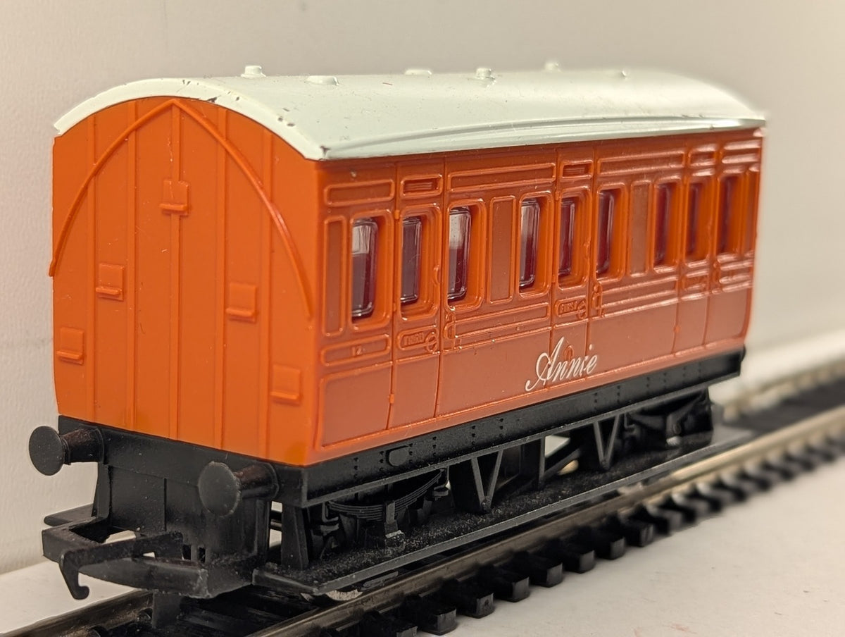 Hornby OO Gauge Annie Passenger Coach 12 Orange