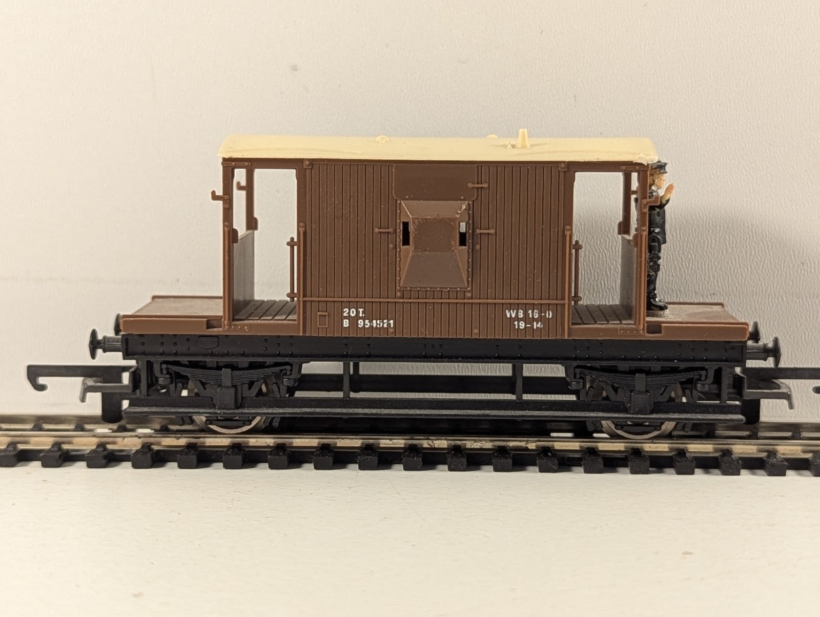 Lima OO Gauge BR 20 Ton Standard Brake Van B 954521 BR Brown