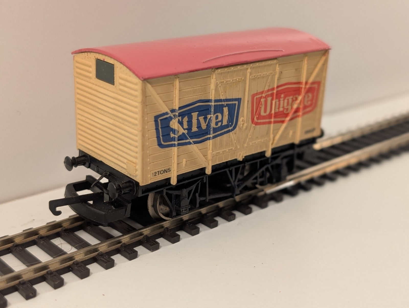 Lima 305604 OO Gauge St Ivel Unigate 20t Corrugated End Van