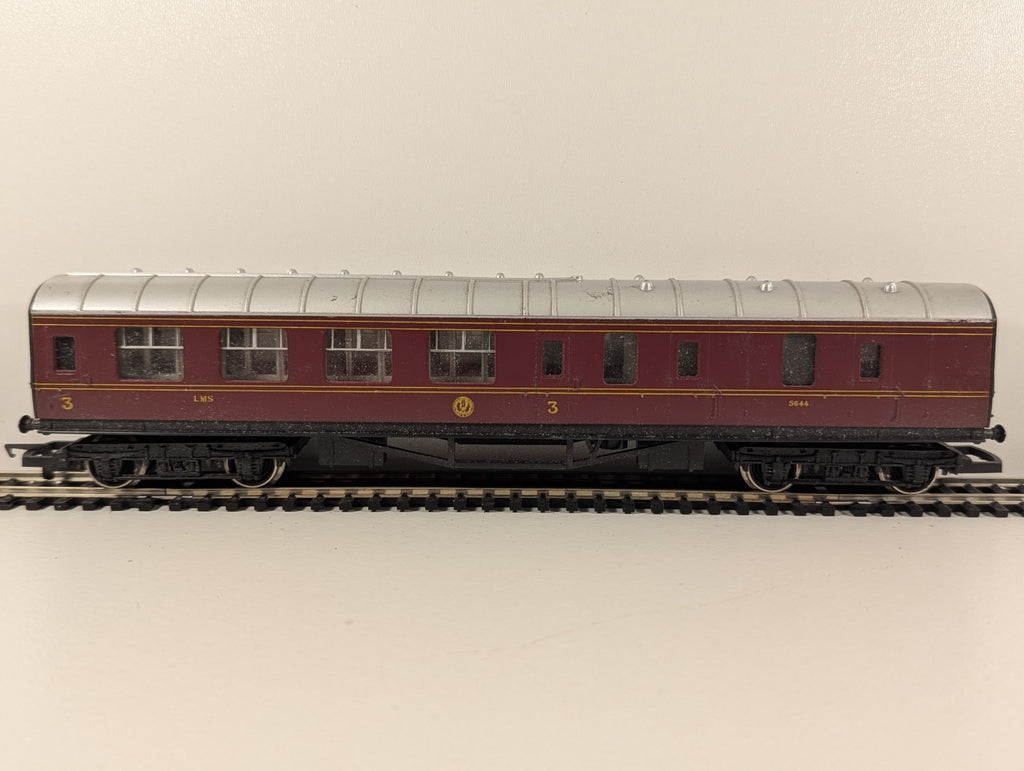 Hornby OO Gauge R475A LMS Brake Third Coach 5644 – Crimson Lake