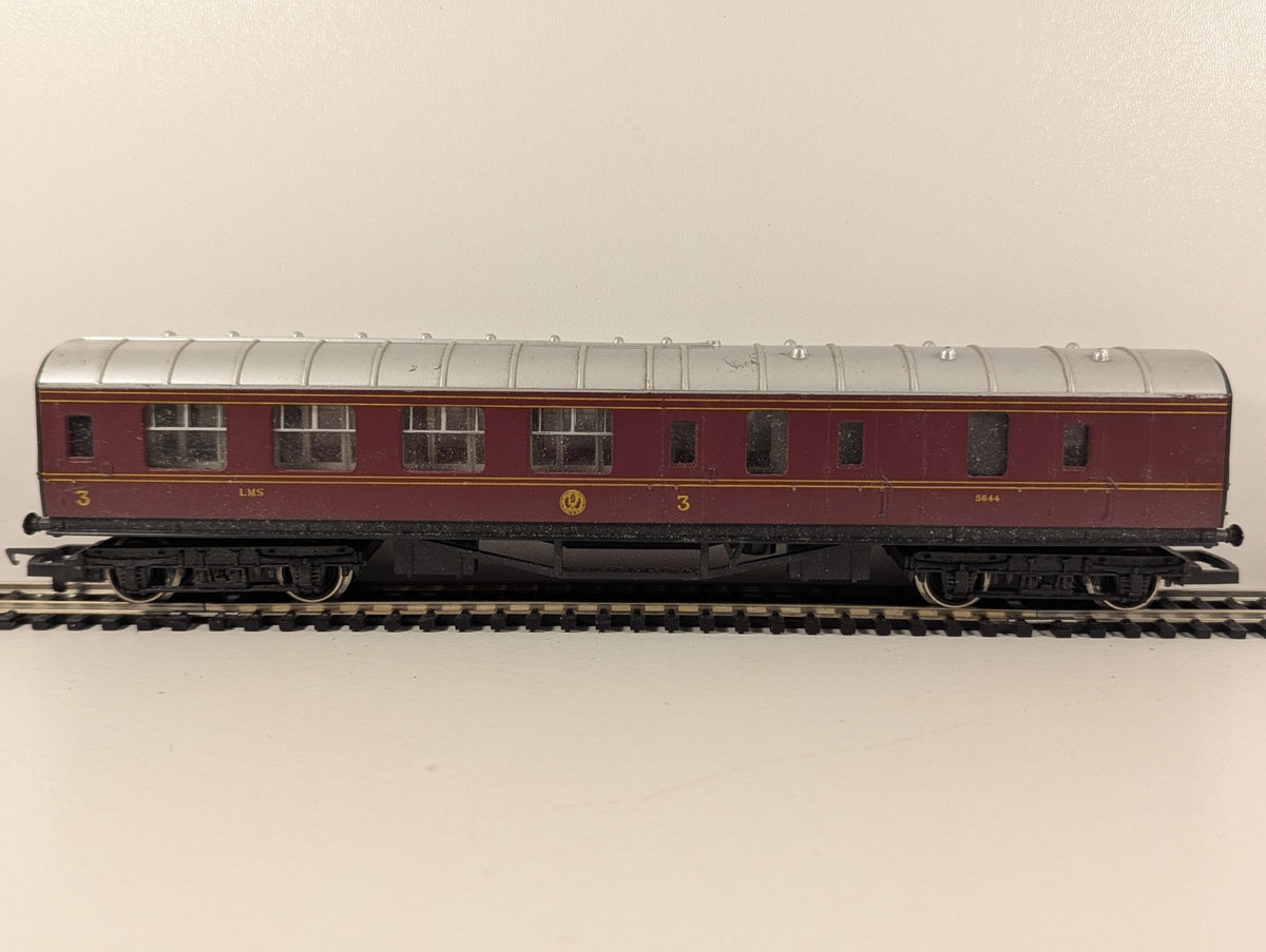 Hornby OO Gauge R475A LMS Brake Third Coach 5644 – Crimson Lake