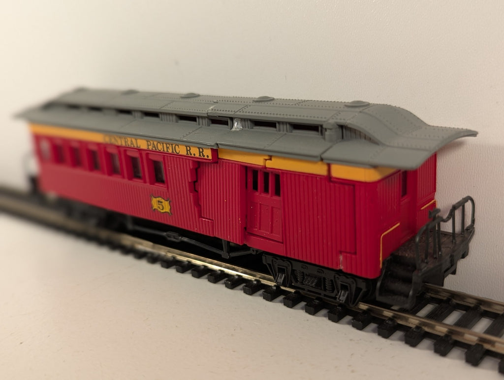 Bachmann HO Scale 47' Old-Time Combine Coach - Central Pacific Railroad