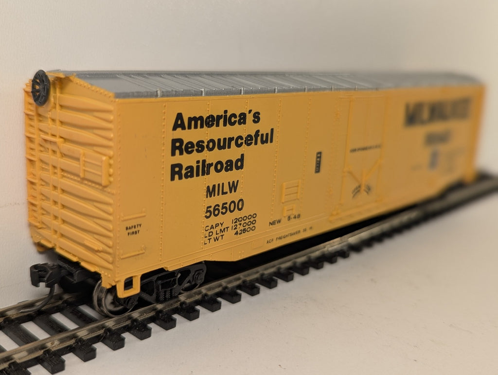 HO Gauge 50ft Box Car Milwaukee Road 56500 Milwaukee Road Yellow
