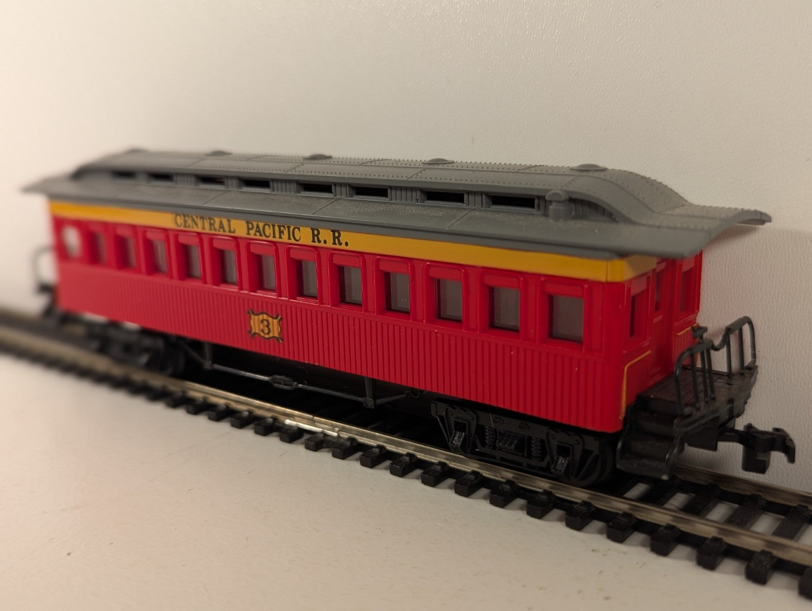 Bachmann 43-1029-24 HO Gauge Central Pacific 47ft Old Time Coach - Boxed