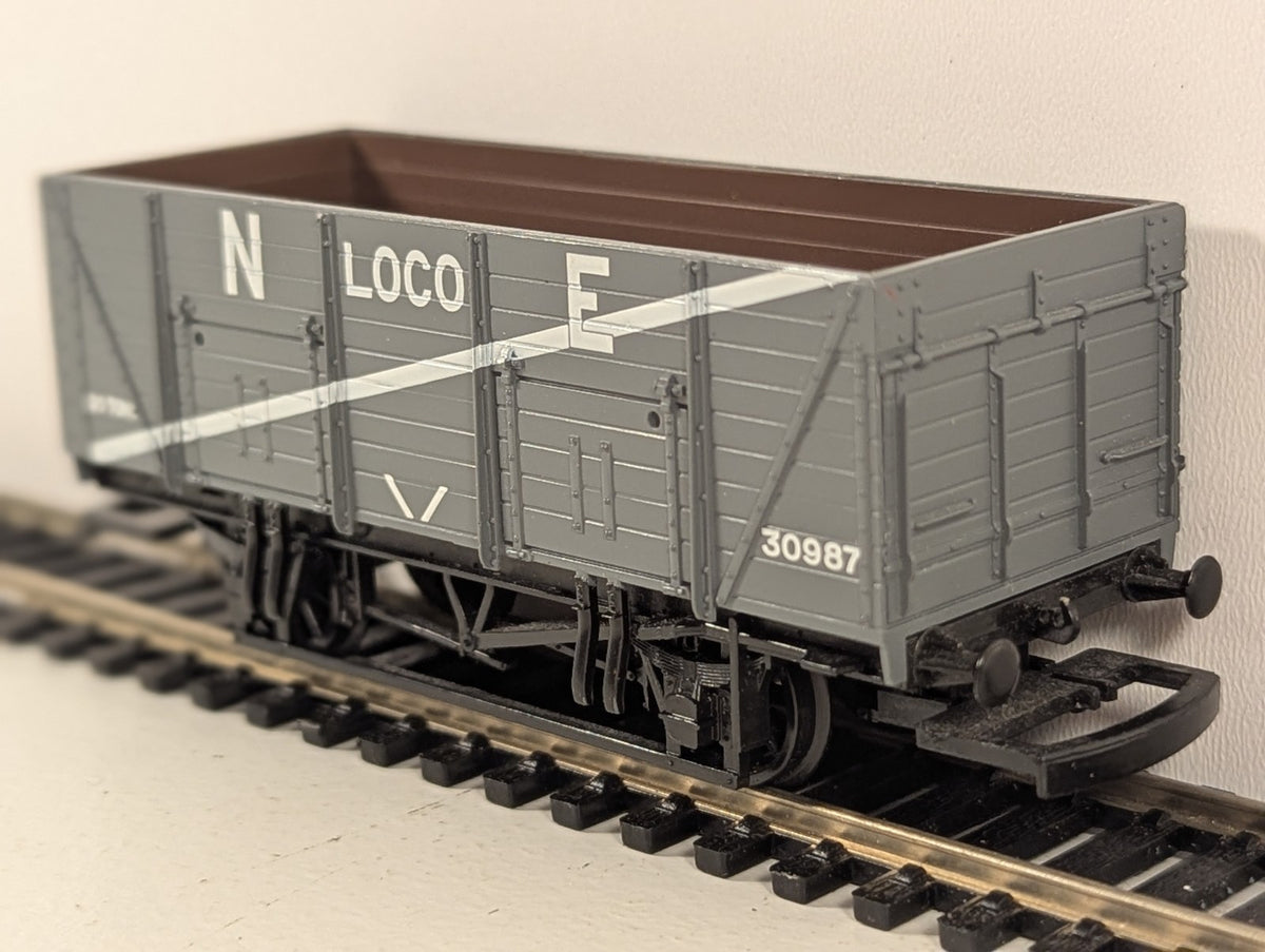 Mainline OO Gauge LNER Grey 7 Plank Wagon – Missing Buffer