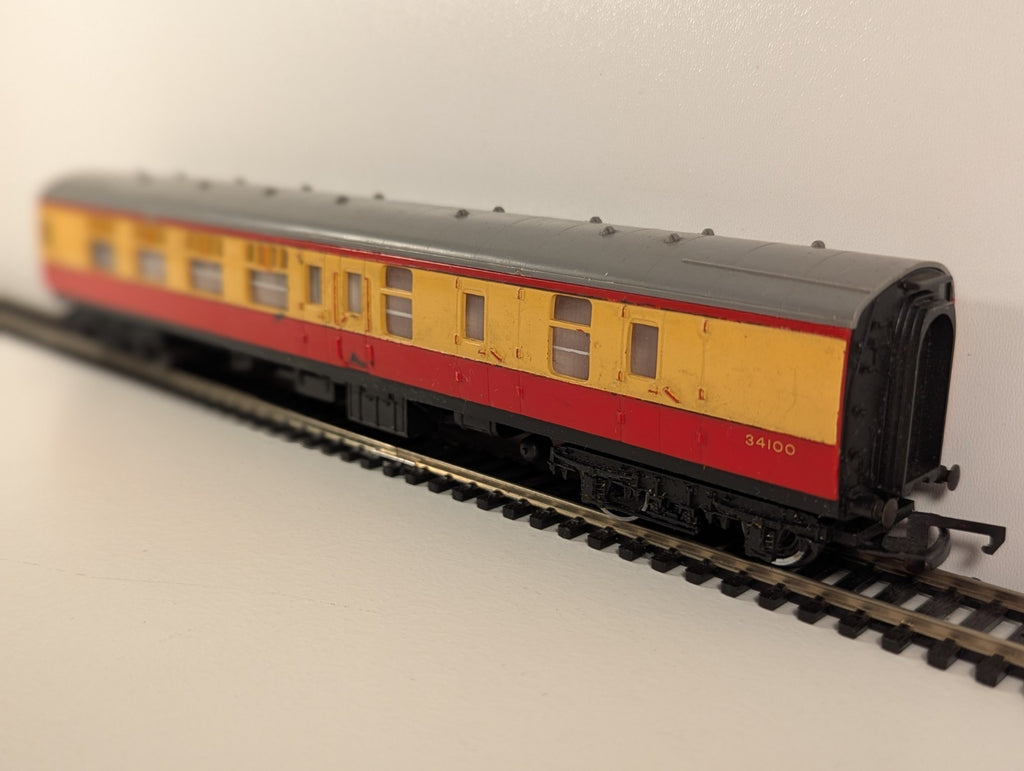 Hornby Tri-ang R627 BR Brake Second Coach No. 34100 – Crimson & Cream – OO Gauge